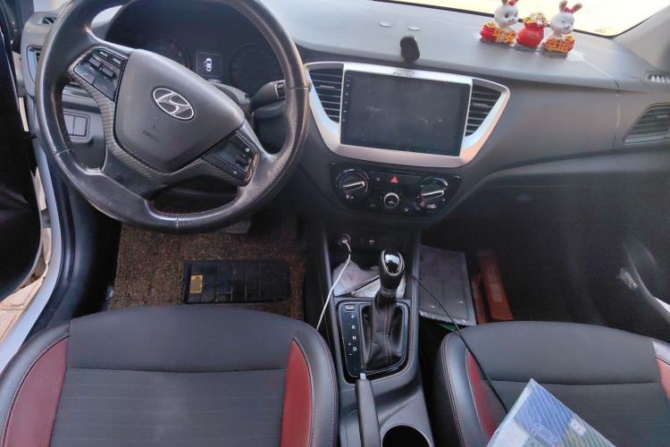 Used Hyundai Verna (new generation) 2016 1.4L Automatic Sport Edition Center Console