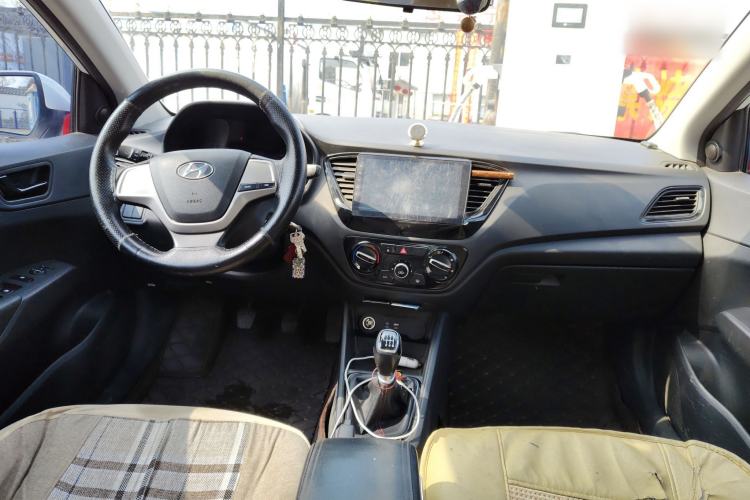 Used Hyundai Verna (new generation) 2016 1.4L Manual Cool Edition GLS Center Console