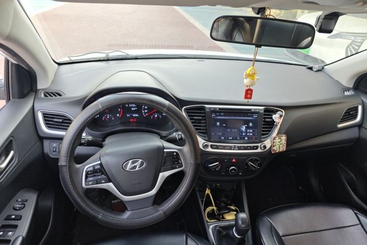 Used Hyundai Verna (new generation) 2016 1.4L Manual Cool Edition GLS Center Console