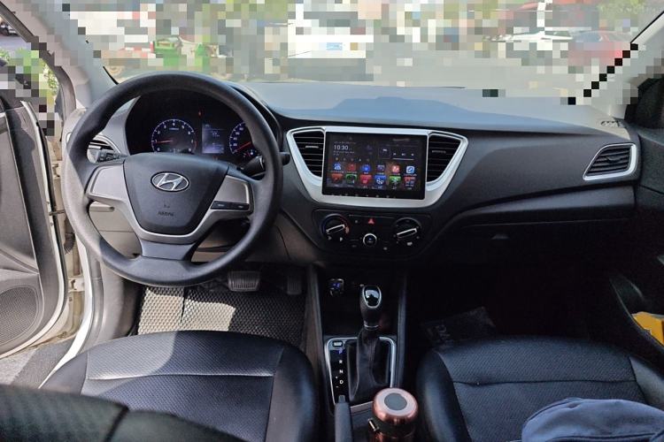 Used Hyundai Verna (new generation) 2016 1.4L Automatic Cool Edition GLS Center Console