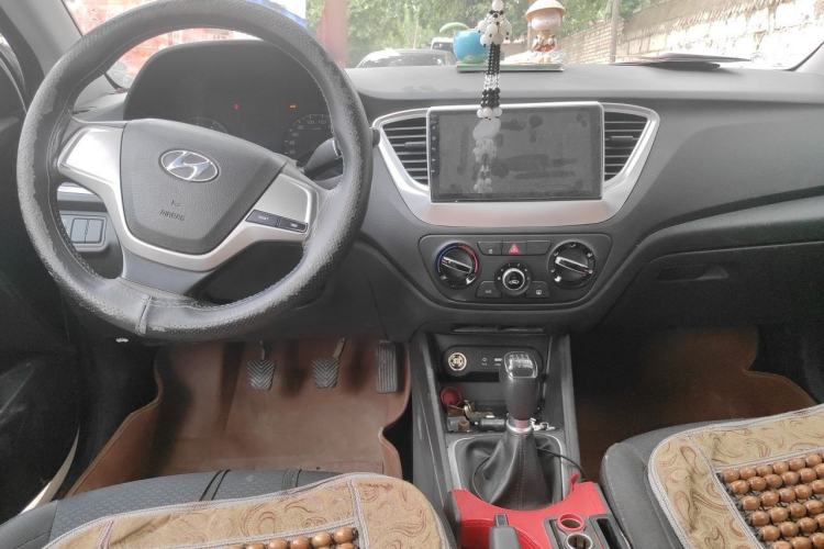 Used Hyundai Verna (new generation) 2016 1.4L Manual Cool Edition GLS Center Console