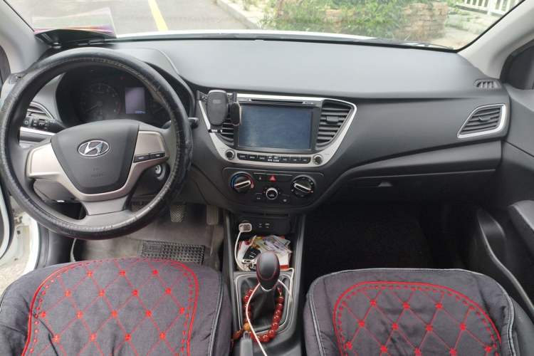 Used Hyundai Verna (new generation) 2016 1.4L Manual Youth Edition GS Center Console