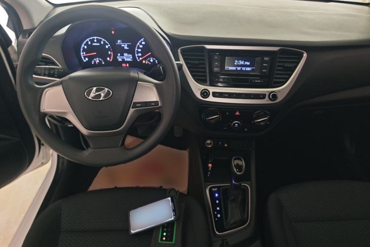 Used Hyundai Verna (new generation) 2016 1.4L Automatic Cool Edition GLS Center Console