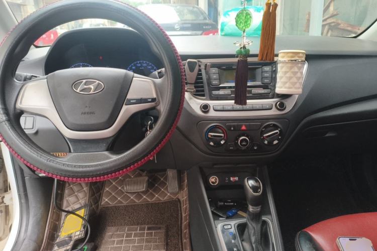 Used Hyundai Verna (new generation) 2016 1.4L Automatic Cool Edition GLS Center Console