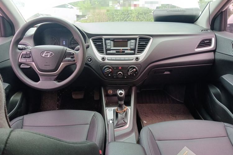 Used Hyundai Verna (new generation) 2016 1.4L Automatic Elite Edition TOP Center Console