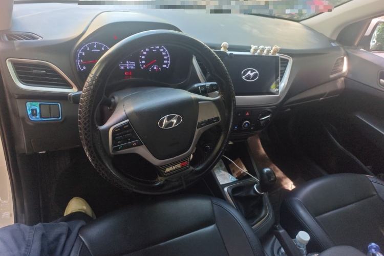 Used Hyundai Verna (new generation) 2016 1.4L Manual Cool Edition GLS Center Console