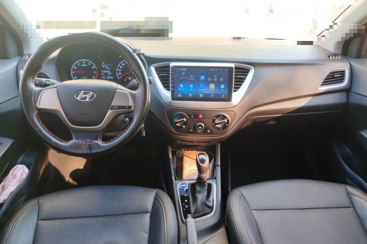 Used Hyundai Verna (new generation) 2016 1.4L Automatic Cool Edition GLS Center Console