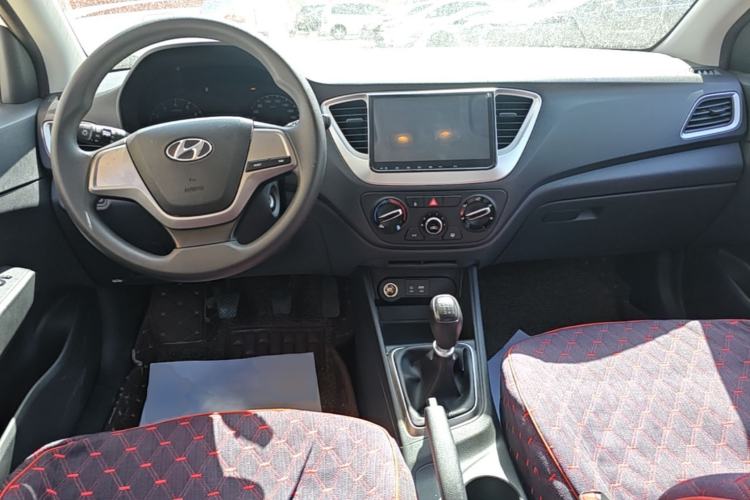 Used Hyundai Verna (new generation) 2016 1.4L Manual Cool Edition GLS Center Console