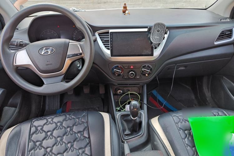 Used Hyundai Verna (new generation) 2016 1.4L Manual Cool Edition GLS Center Console