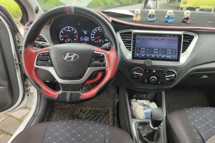 Used Hyundai Verna (new generation) 2016 1.4L Manual Cool Edition GLS Center Console