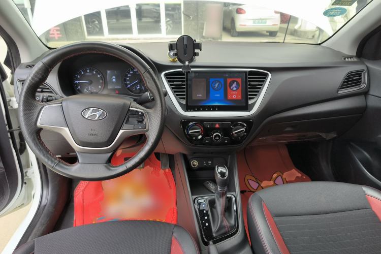 Used Hyundai Verna (new generation) 2016 1.4L Automatic Sport Edition Center Console