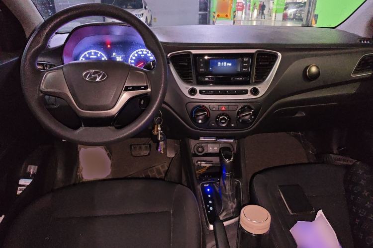 Used Hyundai Verna (new generation) 2016 1.4L Automatic Cool Edition GLS Center Console