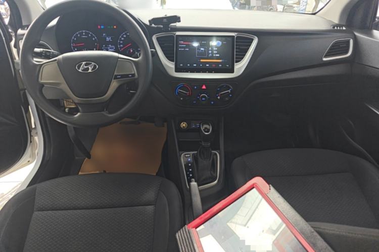 Used Hyundai Verna (new generation) 2016 1.4L Automatic Cool Edition GLS Center Console