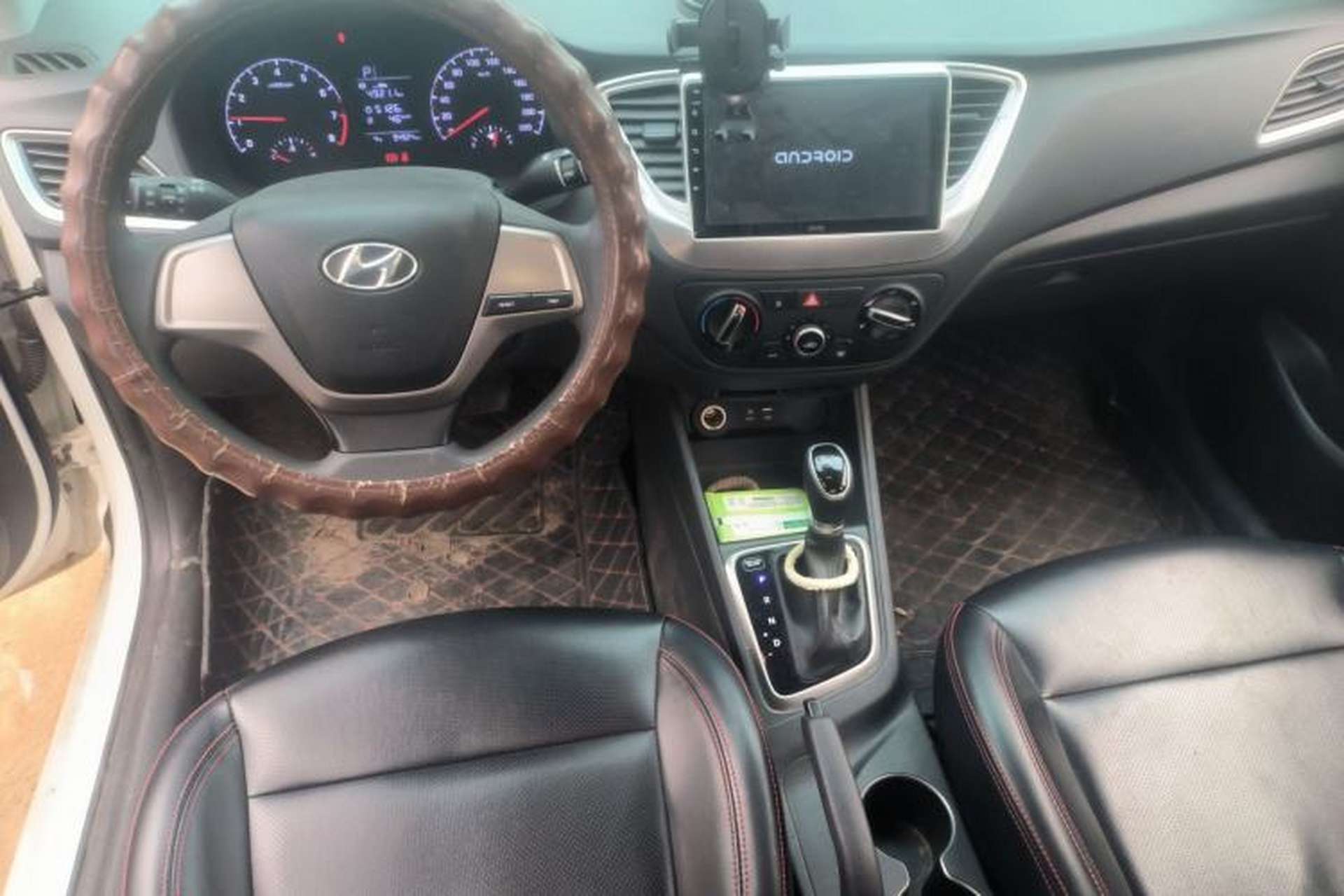 Used Hyundai Verna (new generation) 2016 1.4L Automatic Cool Edition GLS Center Console