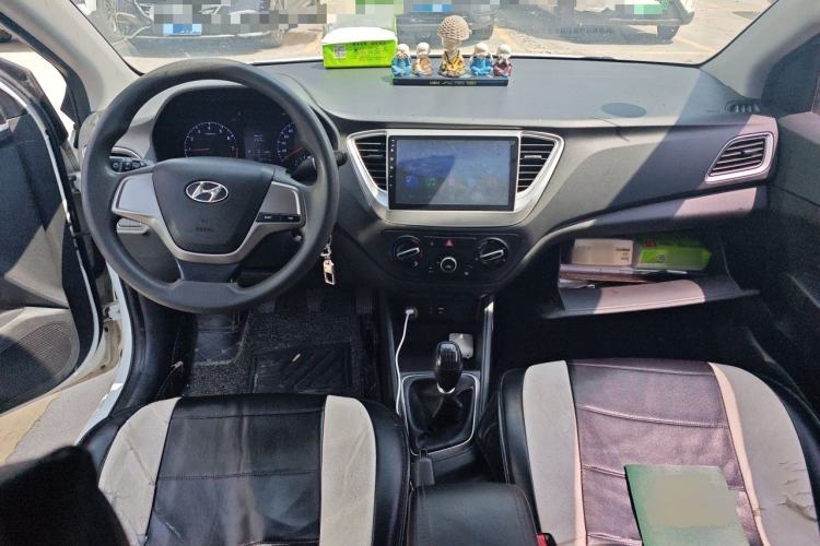 Used Hyundai Verna (new generation) 2016 1.4L Manual Cool Edition GLS Center Console