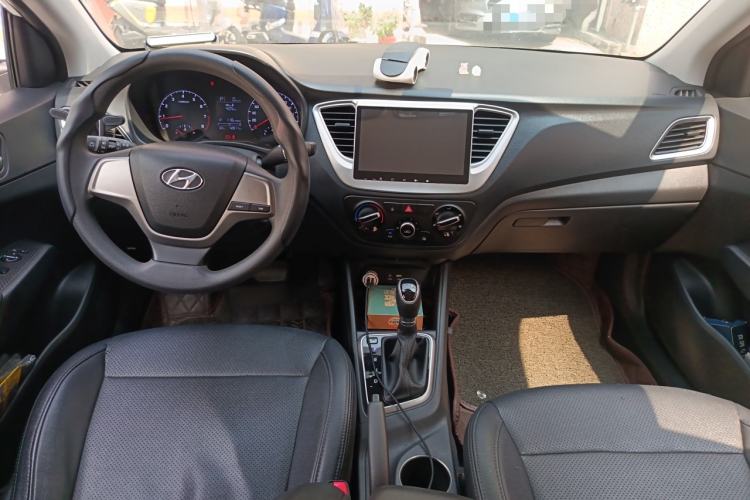 Used Hyundai Verna (new generation) 2016 1.4L Automatic Cool Edition GLS Center Console