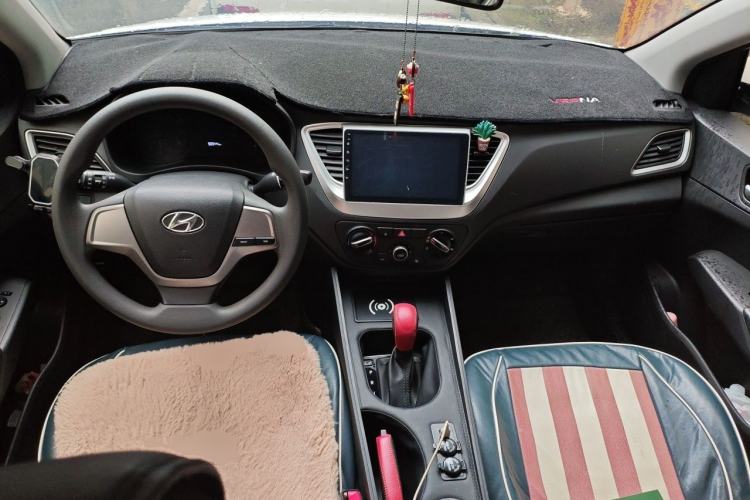 Used Hyundai Verna (new generation) 2016 1.4L Automatic Cool Edition GLS Center Console