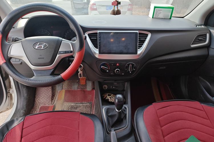 Used Hyundai Verna (new generation) 2016 1.4L Manual Cool Edition GLS Center Console