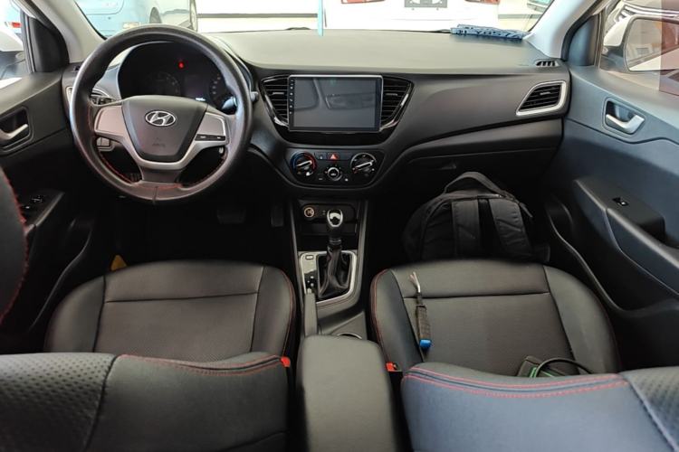 Used Hyundai Verna (new generation) 2016 1.4L Automatic Cool Edition GLS Center Console