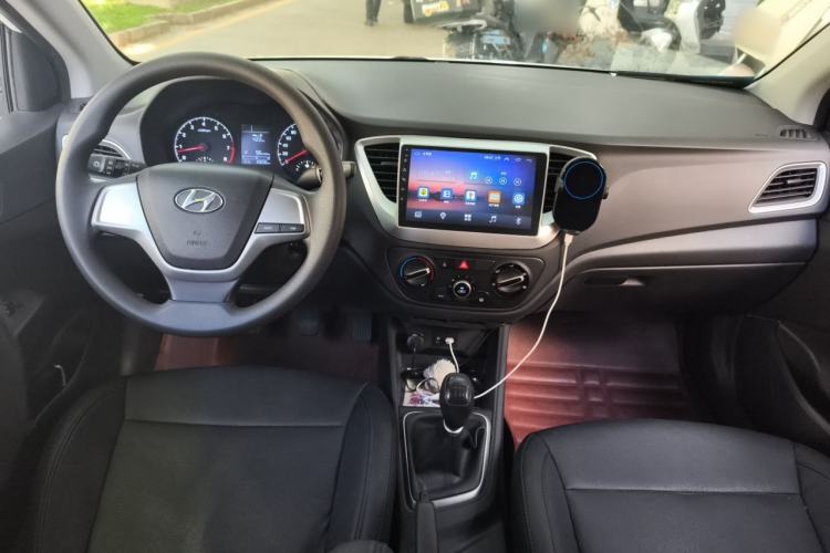 Used Hyundai Verna (new generation) 2016 1.4L Manual Cool Edition GLS Center Console