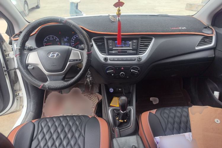 Used Hyundai Verna (new generation) 2016 1.4L Manual Cool Edition GLS Center Console