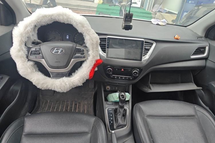 Used Hyundai Verna (new generation) 2016 1.6L Automatic Elite Edition TOP Center Console