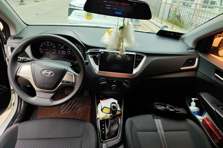 Used Hyundai Verna (new generation) 2016 1.4L Automatic Cool Edition GLS Center Console