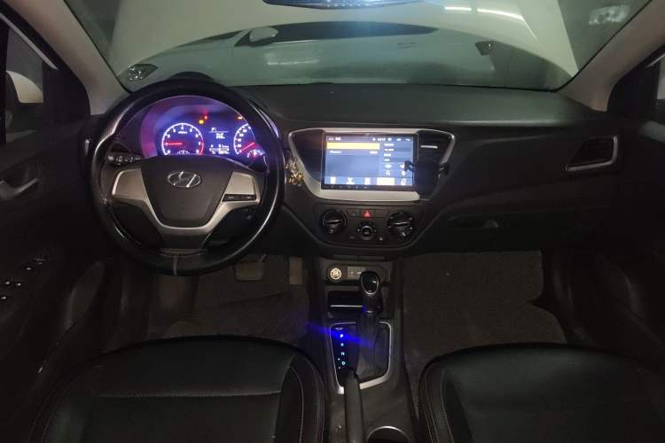 Used Hyundai Verna (new generation) 2016 1.4L Automatic Cool Edition GLS Center Console