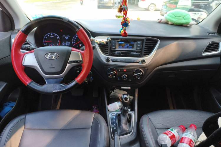 Used Hyundai Verna (new generation) 2016 1.4L Automatic Cool Edition GLS Center Console