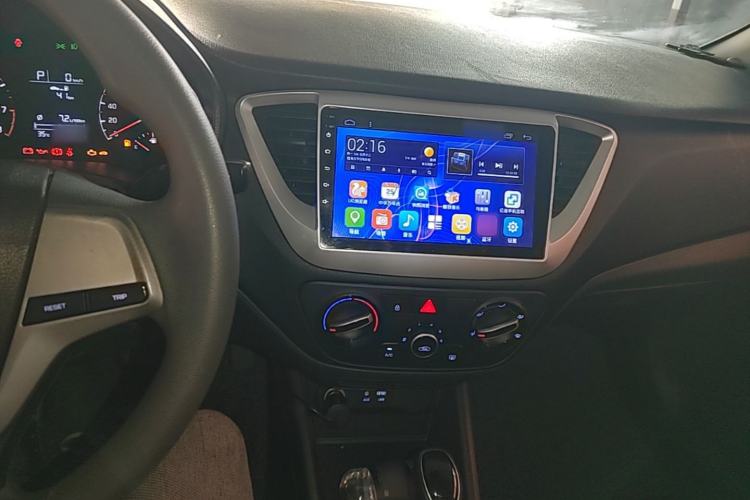 Used Hyundai Verna (new generation) 2016 1.4L Automatic Cool Edition GLS Center Console