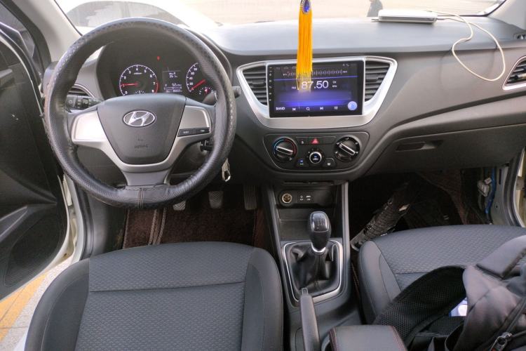 Used Hyundai Verna (new generation) 2016 1.4L Manual Cool Edition GLS Center Console
