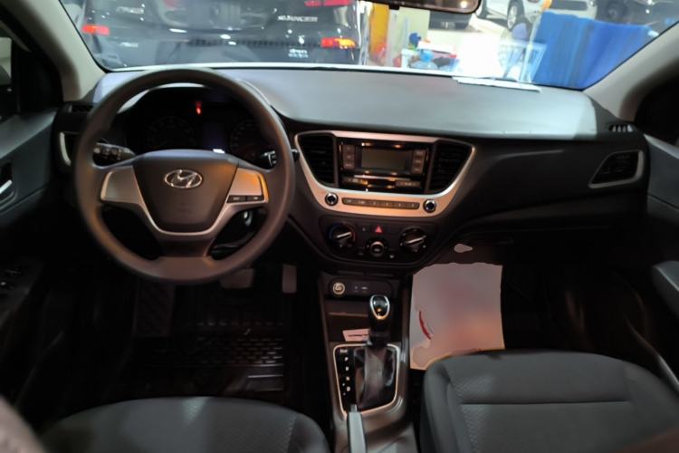 Used Hyundai Verna (new generation) 2016 1.4L Automatic Cool Edition GLS Center Console