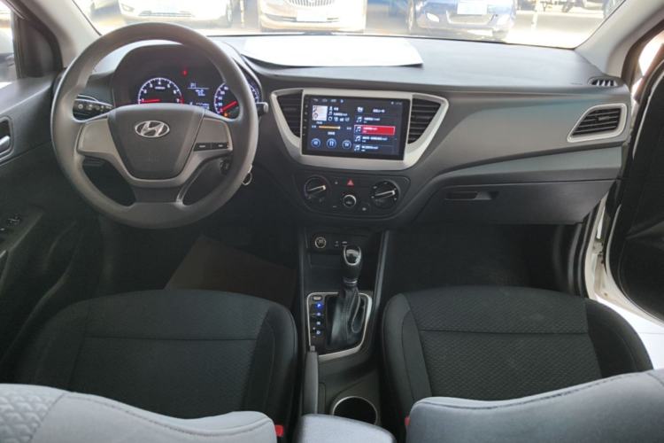 Used Hyundai Verna (new generation) 2016 1.4L Automatic Cool Edition GLS Center Console