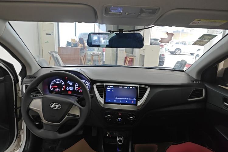 Used Hyundai Verna (new generation) 2016 1.4L Automatic Cool Edition GLS Center Console