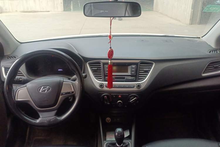 Used Hyundai Verna (new generation) 2016 1.4L Manual Cool Edition GLS Center Console