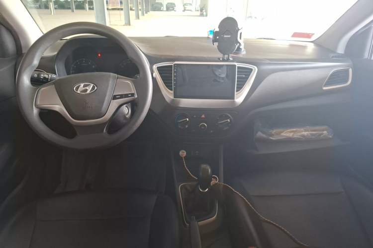 Used Hyundai Verna (new generation) 2016 1.4L Manual Cool Edition GLS Center Console
