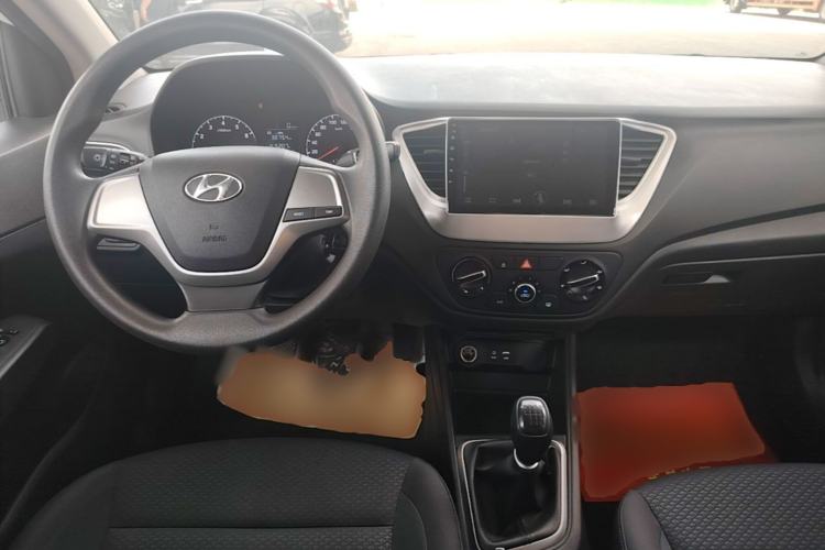 Used Hyundai Verna (new generation) 2016 1.4L Manual Cool Edition GLS Center Console