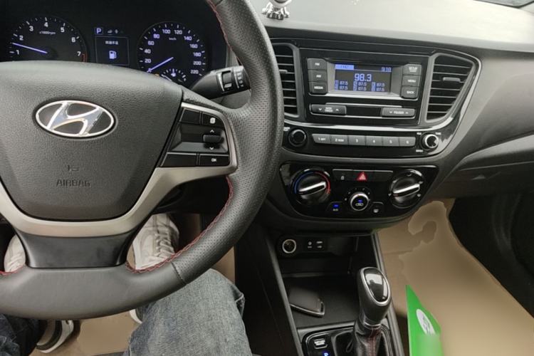Used Hyundai Verna (new generation) 2016 1.4L Automatic Sport Edition Center Console