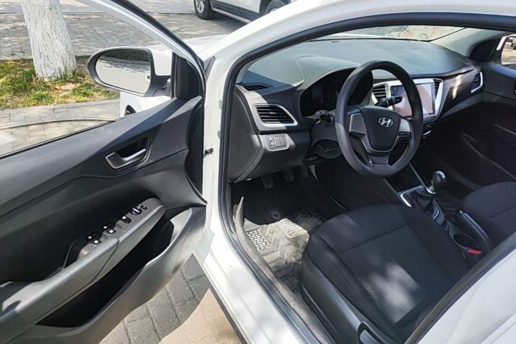 Used Hyundai Verna (new generation) 2016 1.4L Manual Cool Edition GLS Driver Seat