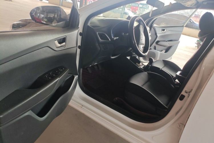 Used Hyundai Verna (new generation) 2016 1.4L Manual Cool Edition GLS Driver Seat