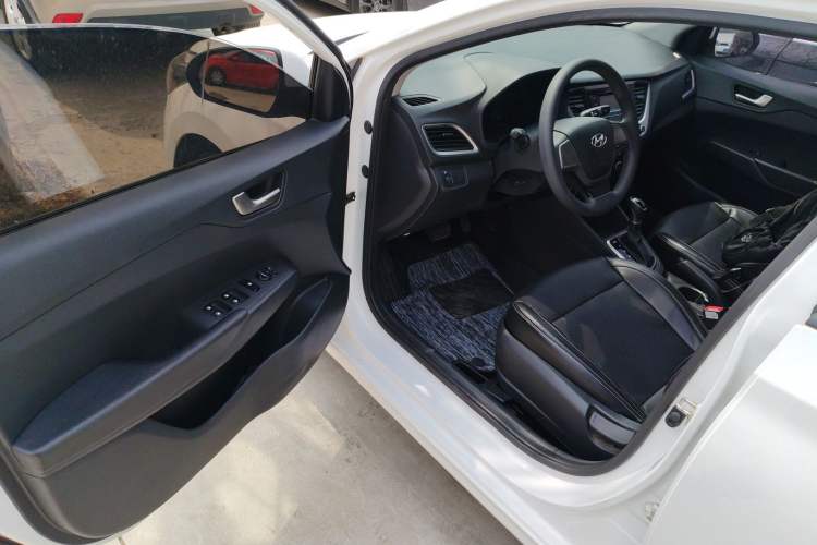 Used Hyundai Verna (new generation) 2016 1.4L Automatic Cool Edition GLS Driver Seat