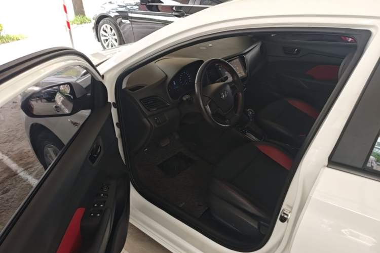 Used Hyundai Verna (new generation) 2016 1.4L Automatic Sport Edition Driver Seat