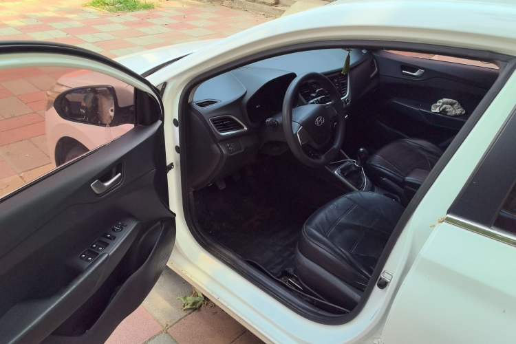 Used Hyundai Verna (new generation) 2016 1.4L Manual Cool Edition GLS Driver Seat