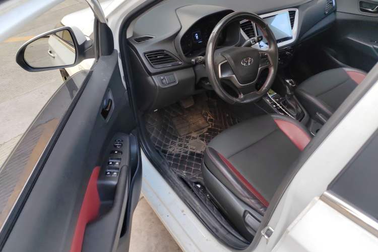 Used Hyundai Verna (new generation) 2016 1.4L Automatic Sport Edition Driver Seat