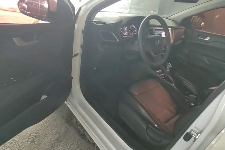 Used Hyundai Verna (new generation) 2016 1.4L Automatic Cool Edition GLS Driver Seat