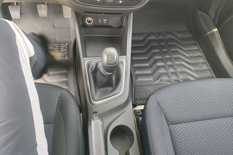 Used Hyundai Verna (new generation) 2016 1.4L Manual Cool Edition GLS Gear Lever