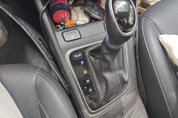 Used Hyundai Verna (new generation) 2016 1.6L Automatic Elite Edition TOP Gear Lever