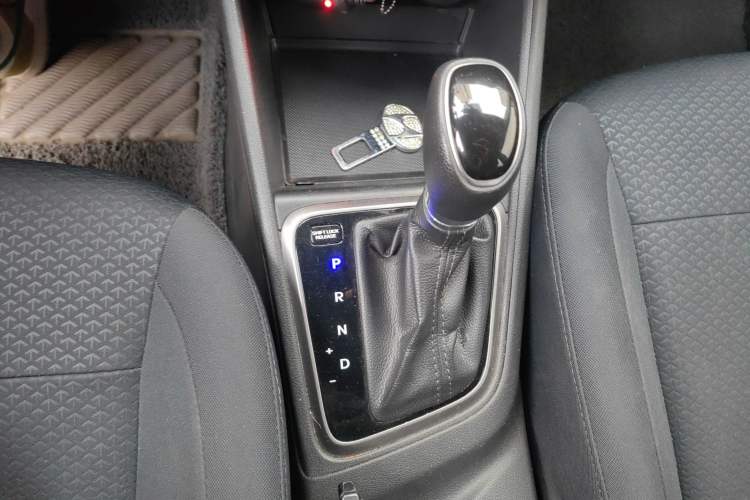 Used Hyundai Verna (new generation) 2016 1.4L Automatic Cool Edition GLS Gear Lever