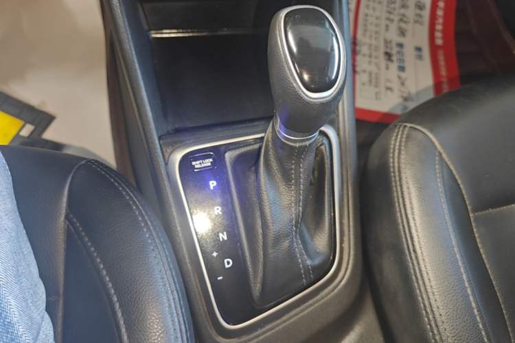 Used Hyundai Verna (new generation) 2016 1.4L Automatic Cool Edition GLS Gear Lever