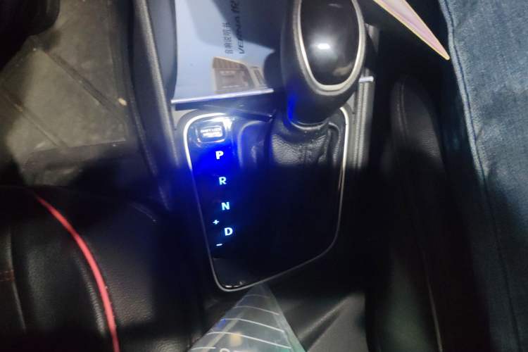 Used Hyundai Verna (new generation) 2016 1.4L Automatic Cool Edition GLS Gear Lever